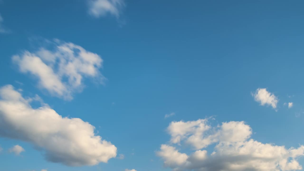 时间流逝的镜头，快速移动的白色浮云在蓝天。视频素材