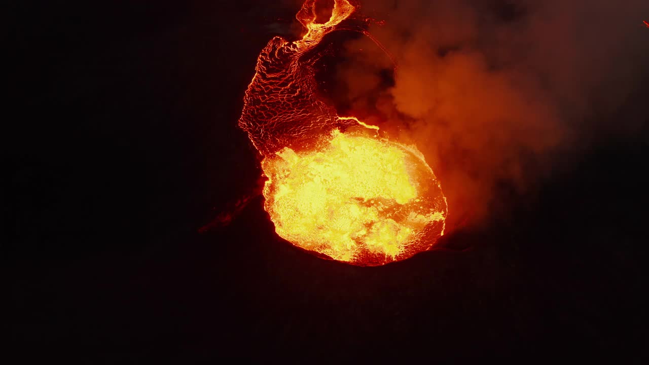 空中鸟瞰火山口沸腾的熔岩。喷出炽热的熔融物质Fagradalsfjall火山。2021年冰岛,视频素材