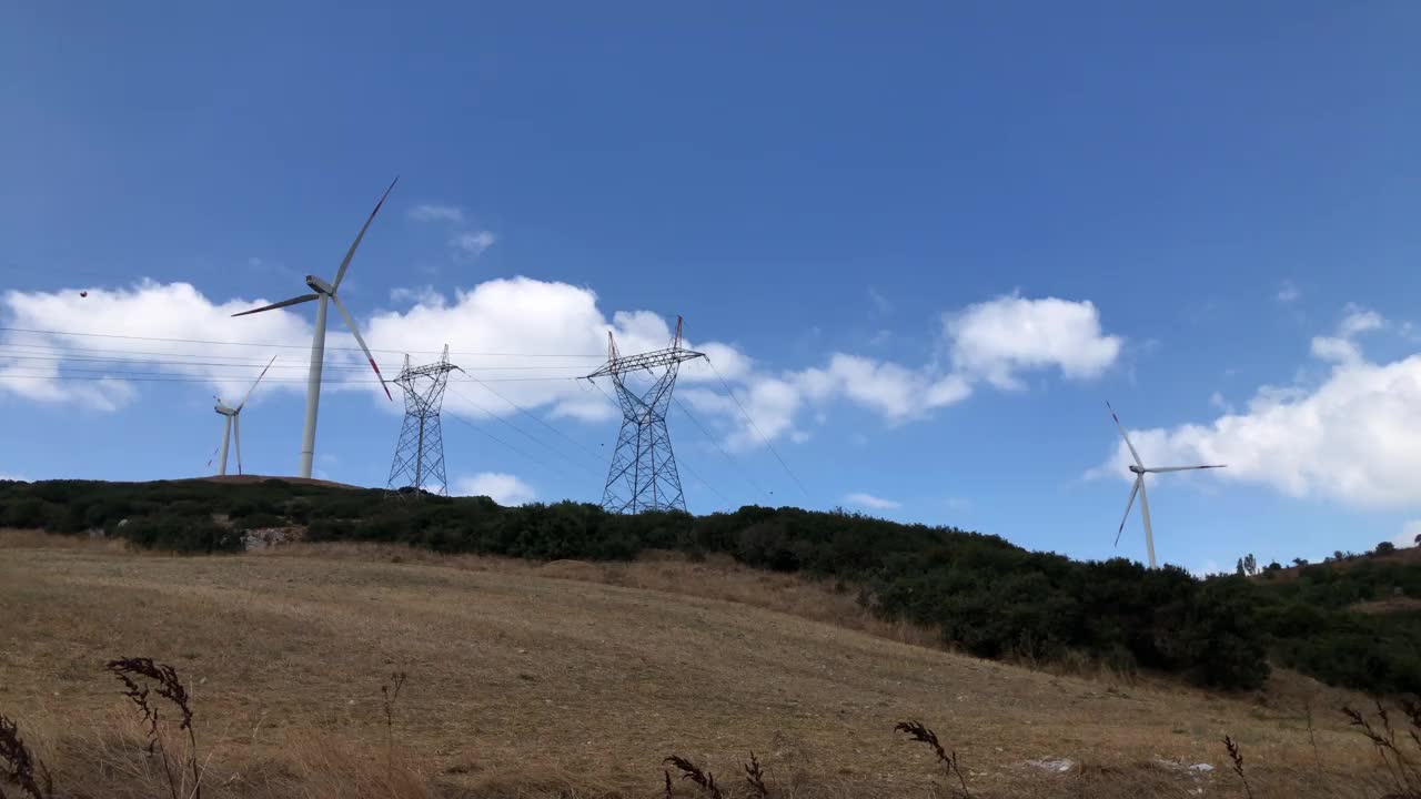 在山上工作的风蒂尔邦视频素材