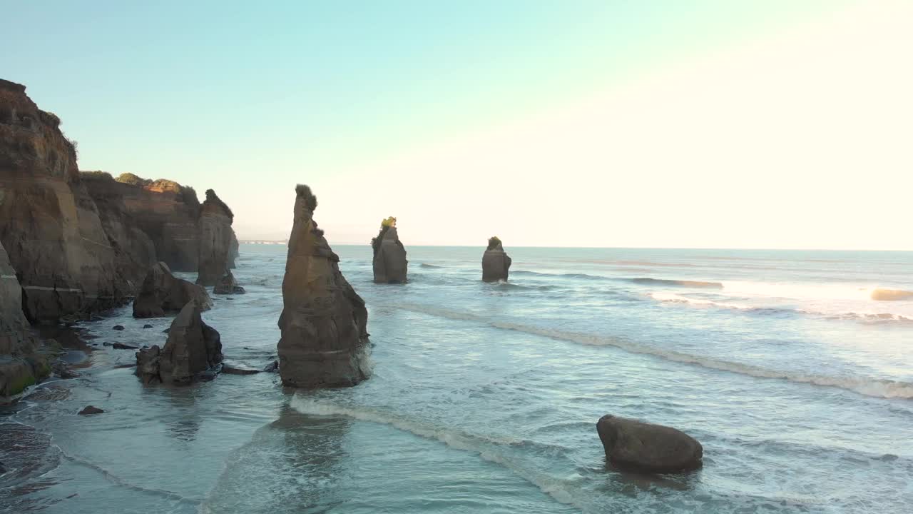 日落三姐妹岩石，新普利茅斯海岸，新西兰视频素材