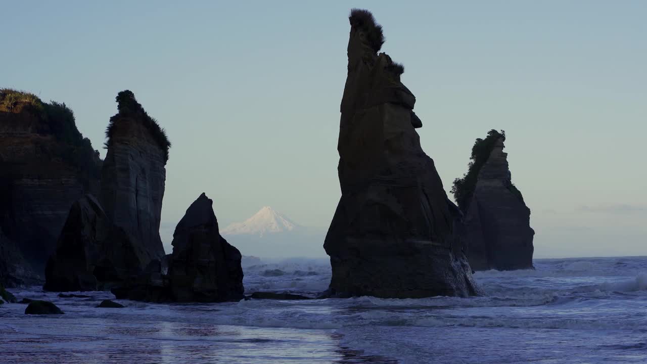 日落时分，塔拉纳基山在塔拉纳基山后面。新西兰西海岸视频素材