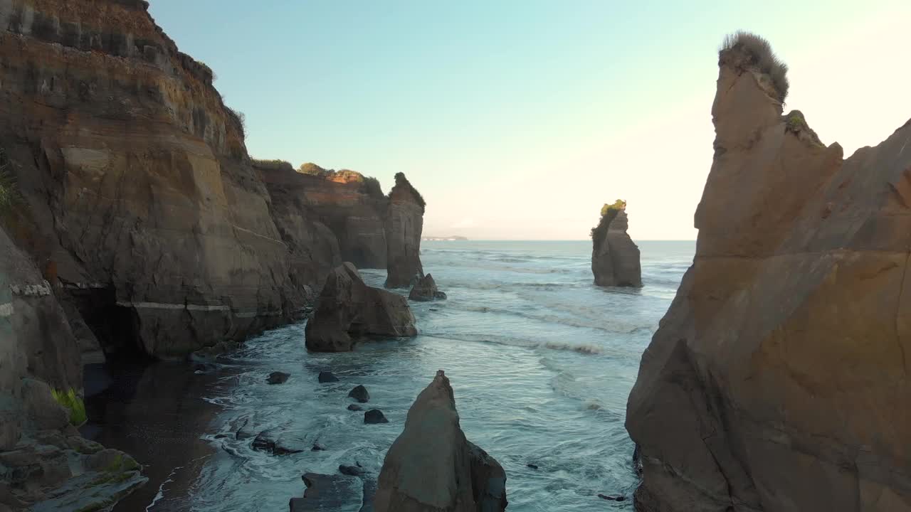 日落时三姐妹岩石的形成。新西兰塔拉纳基地区视频素材