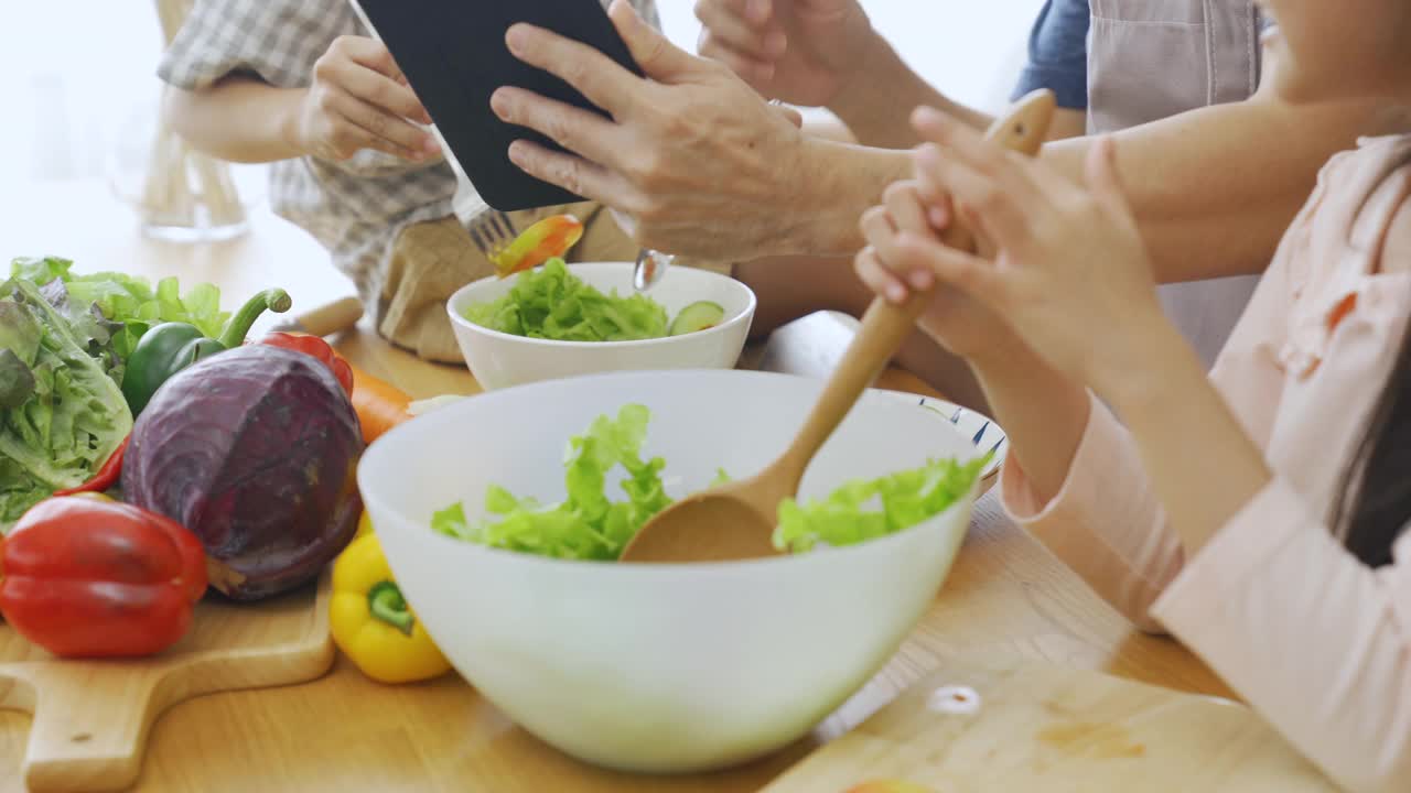 亚洲家庭用平板电脑做沙拉视频素材