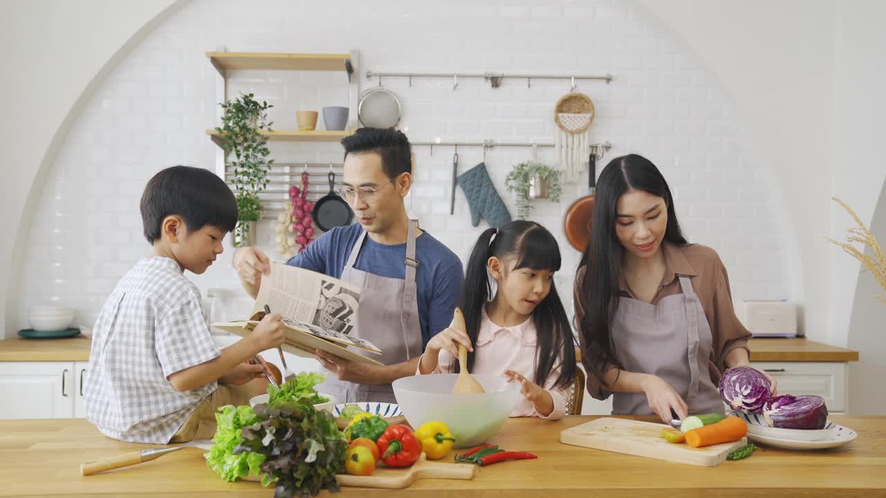 亚洲家庭在厨房柜台上做沙拉视频素材