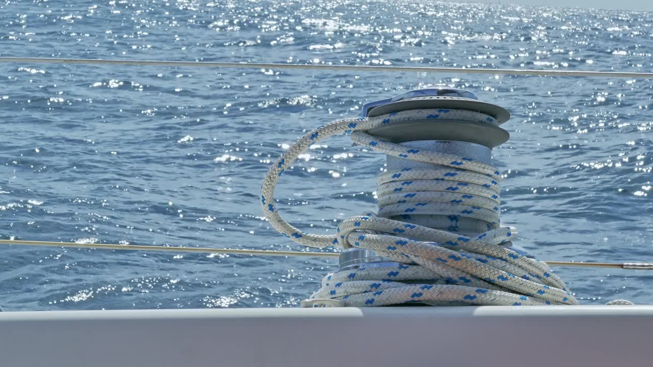 特写的帆船绞车与绳索，而航行在加勒比海视频素材