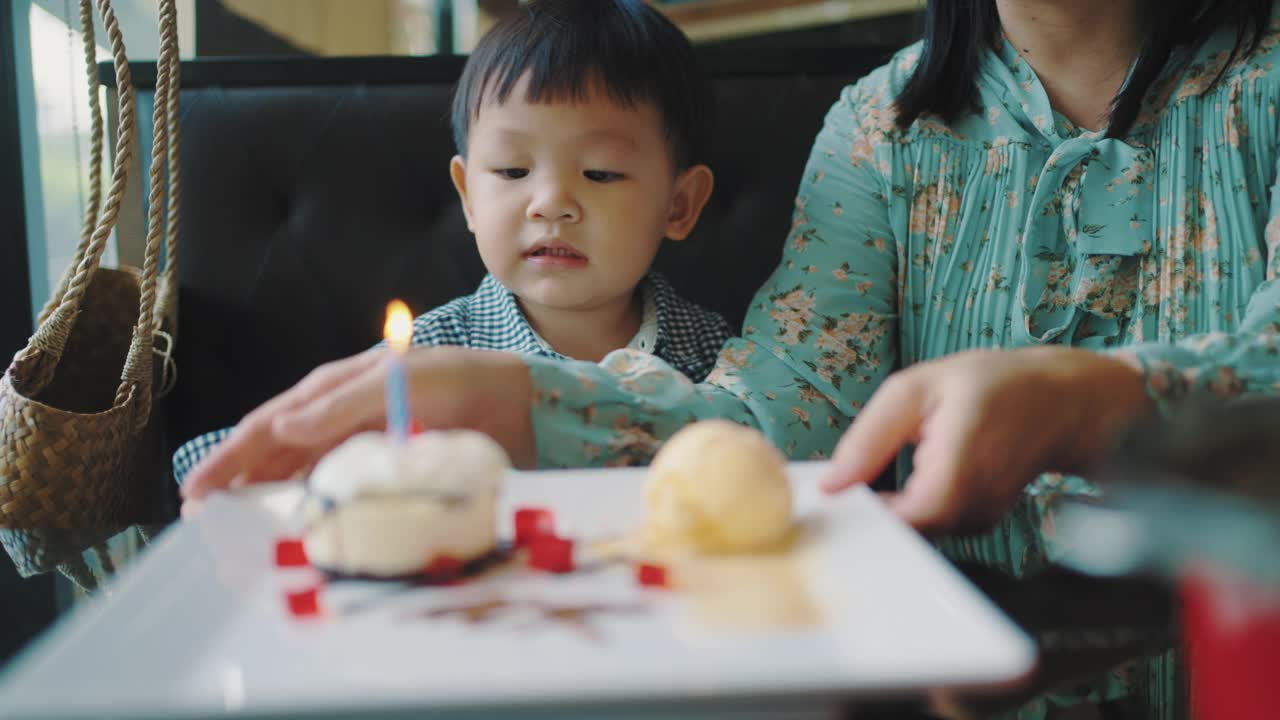 可爱的妈妈和儿子一起庆祝生日。视频素材