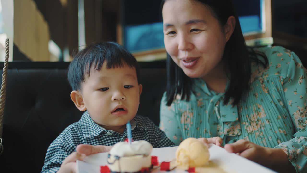 母亲为儿子庆祝生日快乐。视频素材