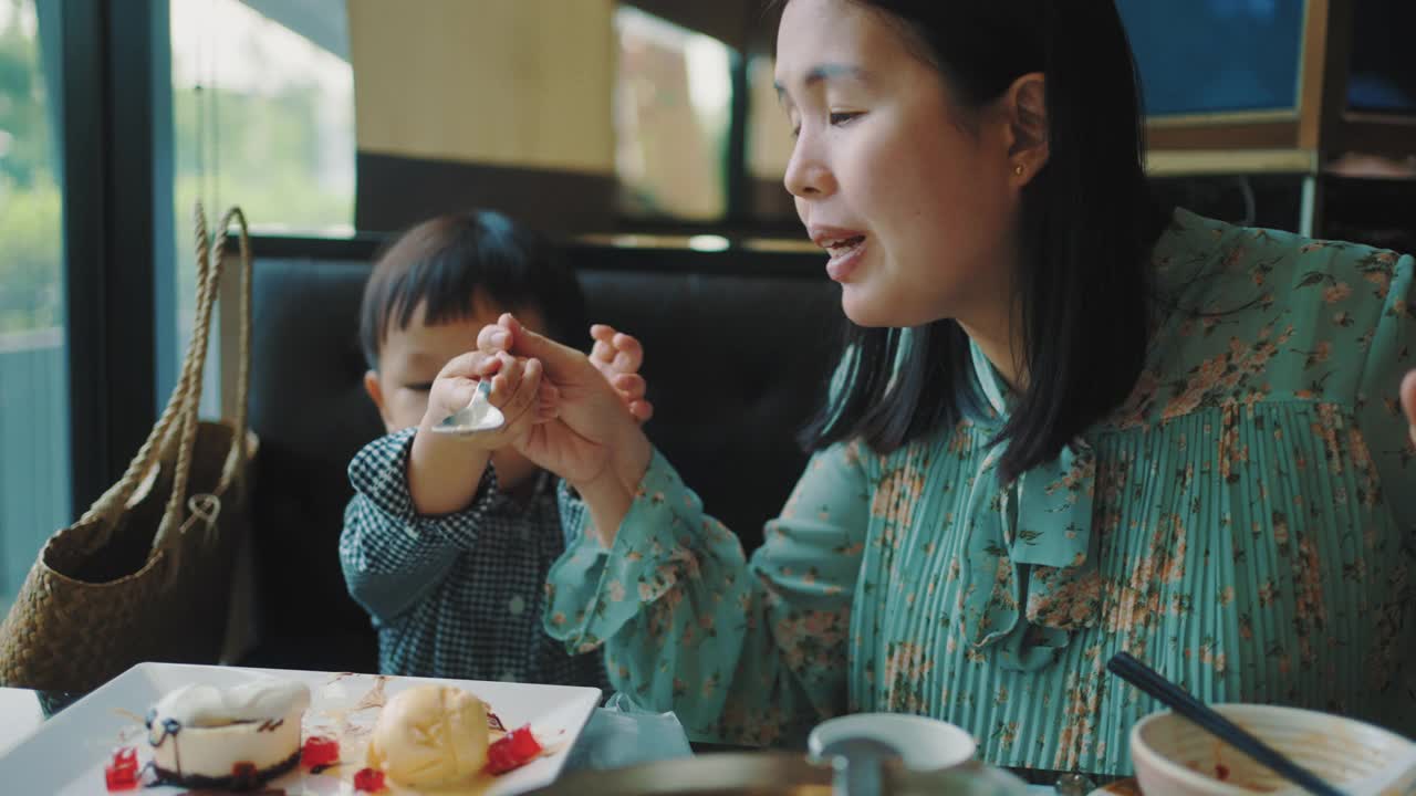 可爱的妈妈和儿子一起庆祝生日。视频素材