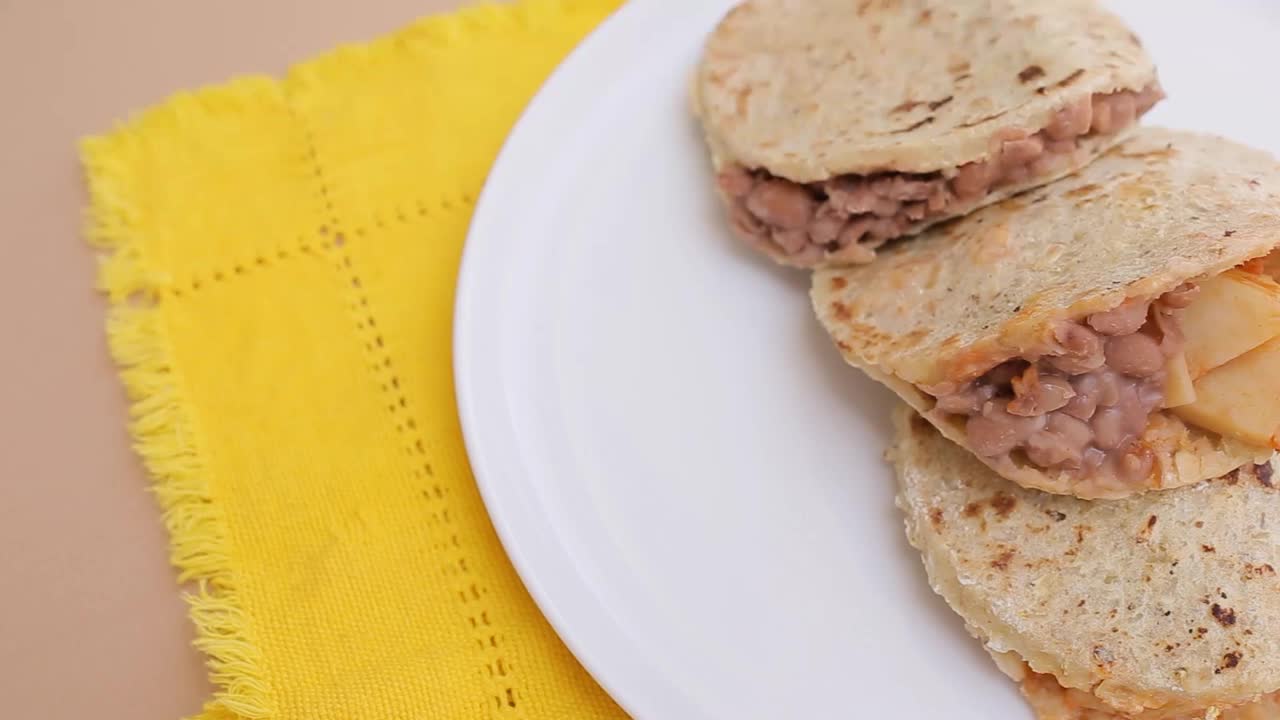 一盘土豆和豆子的高迪塔斯视频素材