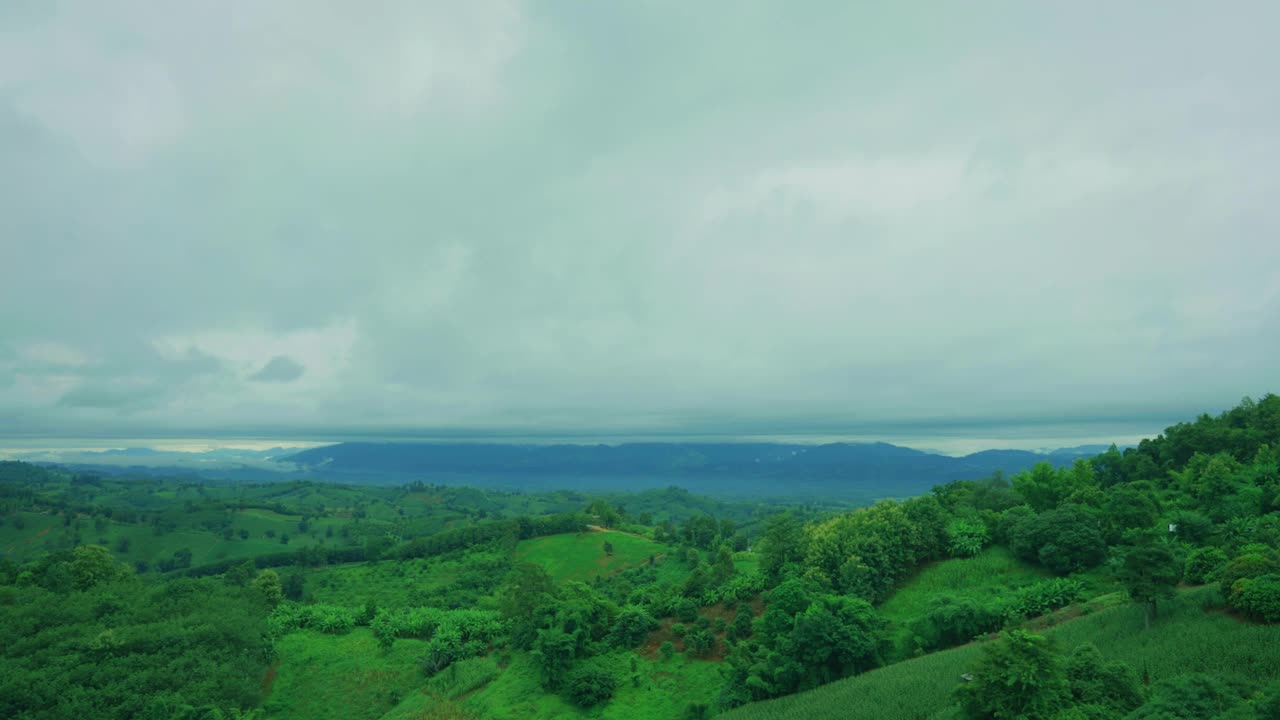 鸟瞰无人机拍摄的流动的雾波在山区热带雨林在晚上，鸟瞰图像在云上惊人的自然背景与云和山峰。视频素材