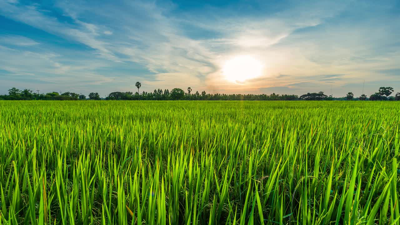 蓝色天空日落背景。视频素材