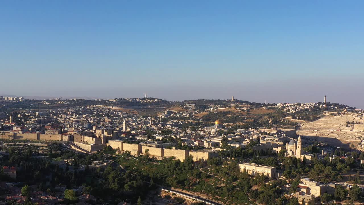 耶路撒冷老城的城墙在日落时，鸟瞰图视频素材