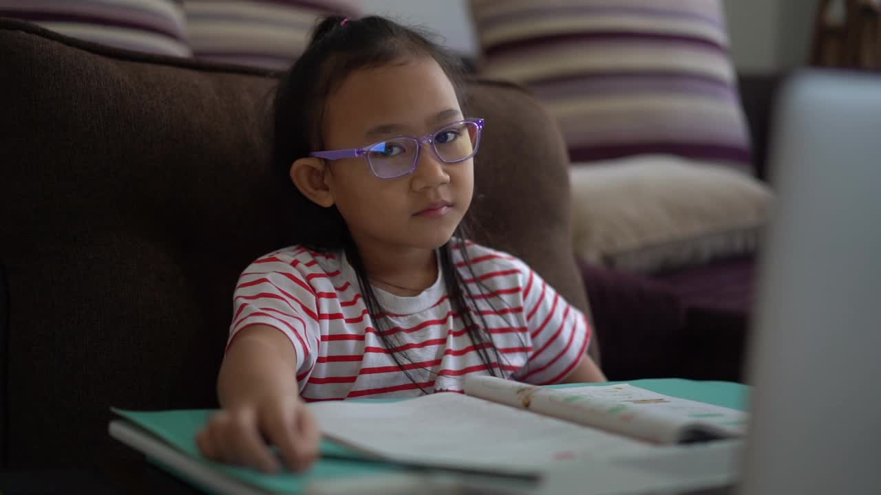 慢动作亚洲小女孩学习虚拟互联网在线，学习从家里的想法概念视频下载