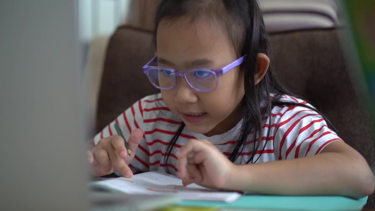 慢动作亚洲小女孩学习虚拟互联网在线，学习从家里的想法概念视频素材