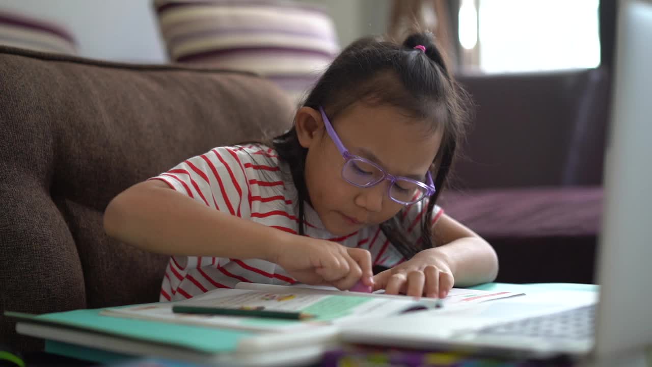 慢动作亚洲小女孩学习虚拟互联网在线，学习从家里的想法概念视频素材