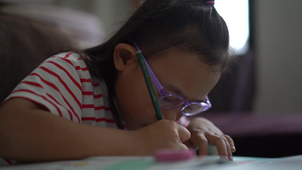 慢动作亚洲小女孩学习虚拟互联网在线，学习从家里的想法概念视频下载