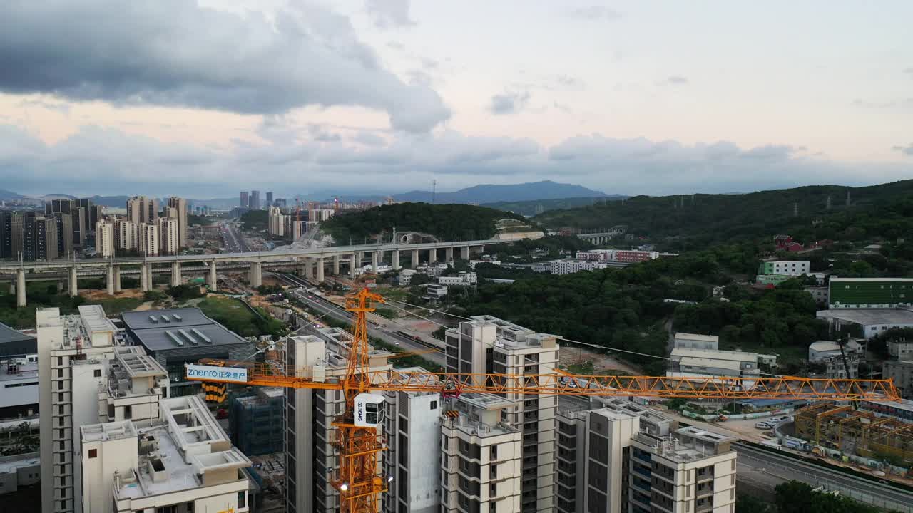 俯瞰一个大型建筑工地，用起重机建造房屋视频素材