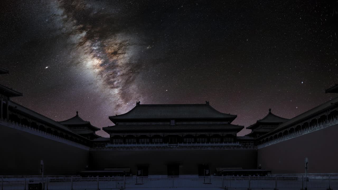 紫禁城的古建筑在夜晚的银河下视频素材