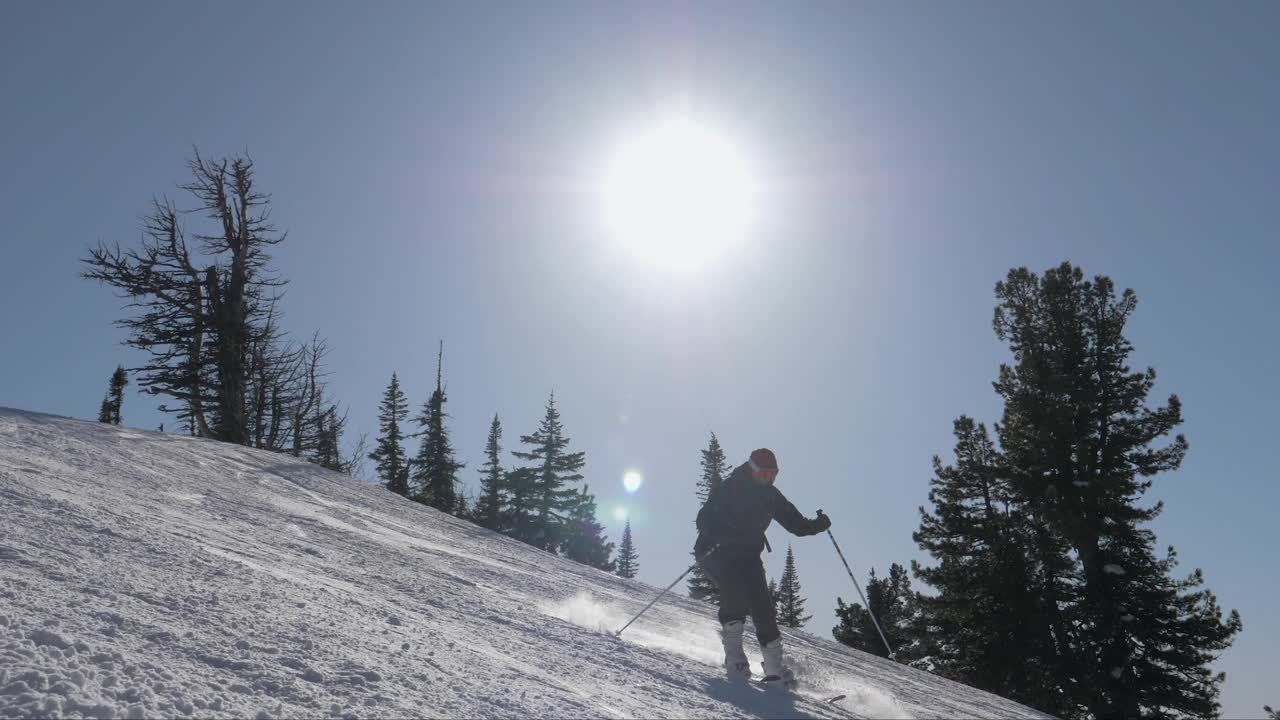 年长的胖滑雪者在冬季运动的山区度假胜地的雪坡上滑雪视频素材