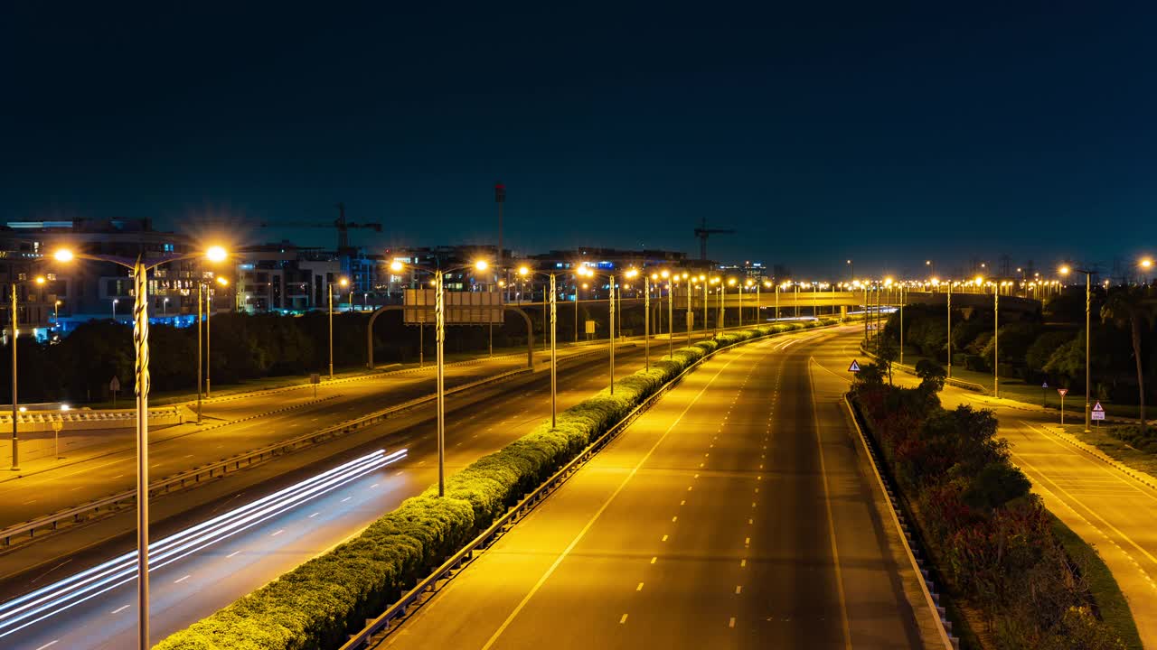 迪拜市区夜间繁忙的道路交通。从阿拉伯联合酋长国迪拜的梅丹桥拍摄的高速公路交通的时间推移。4K视频素材