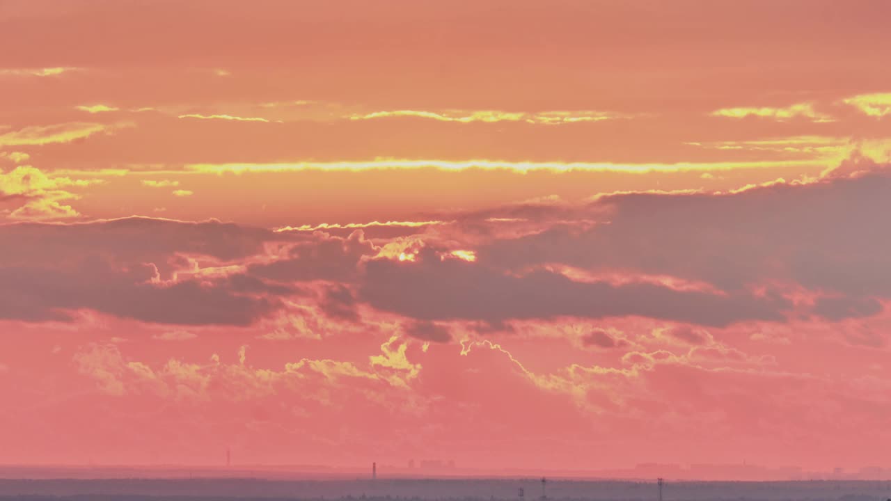 夕阳西下，红彤彤的太阳落在晚霞的云朵后面，时光流逝视频素材