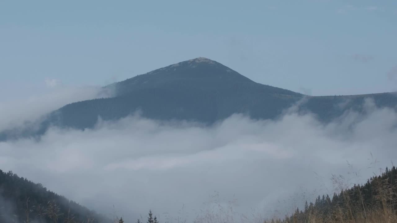 喀尔巴阡山霍米亚克的视频剪辑与变焦效果拍摄徒步旅行在夏天视频素材