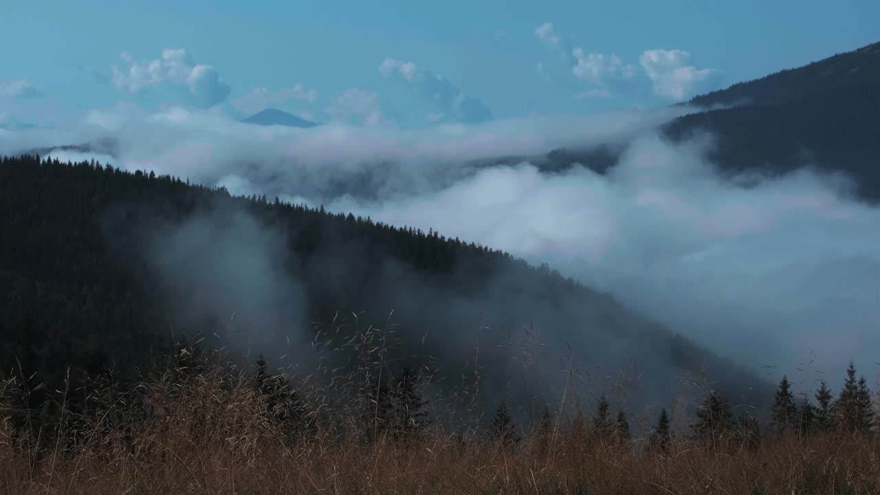 喀尔巴阡山脉上大雾滚滚的时间间隔视频。喀尔巴阡的晨雾视频素材