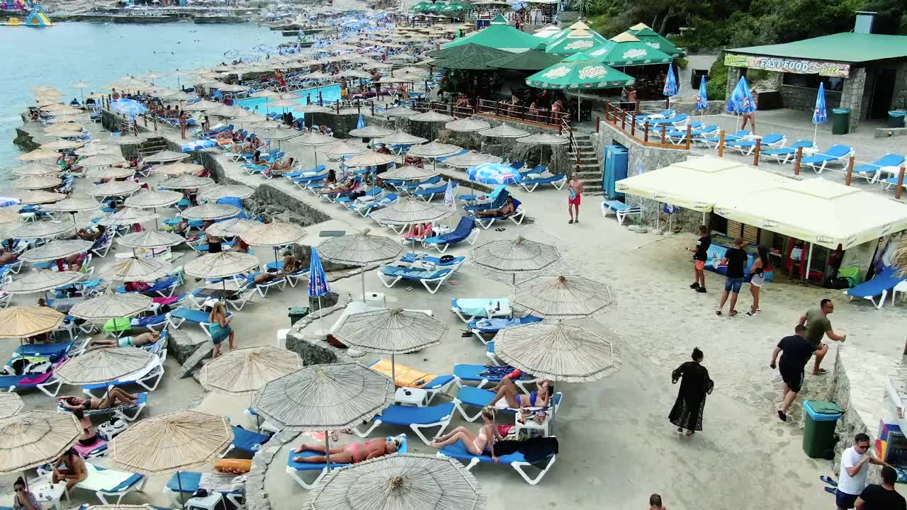 鸟瞰图的海滩酒吧与游泳池在黑山股票视频视频素材