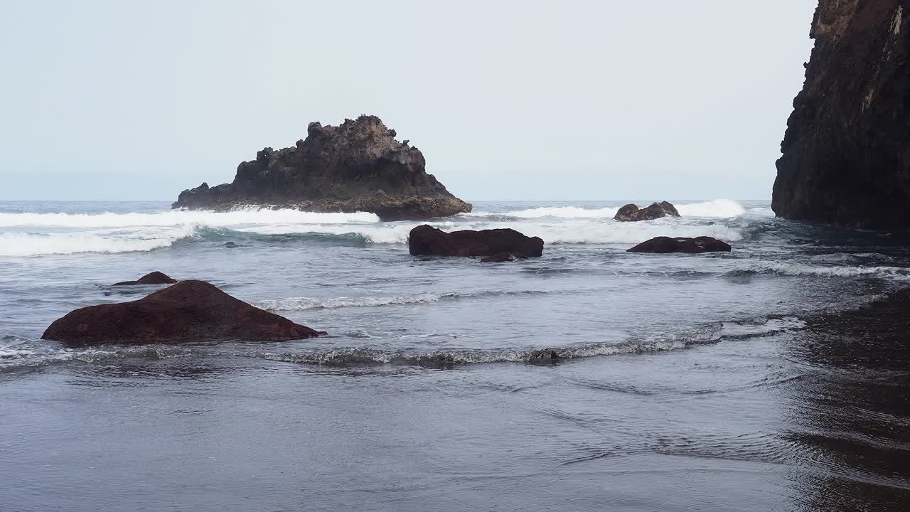 特内里费岛的海岸景观，海浪冲击着沙滩和岩石海滩。视频素材