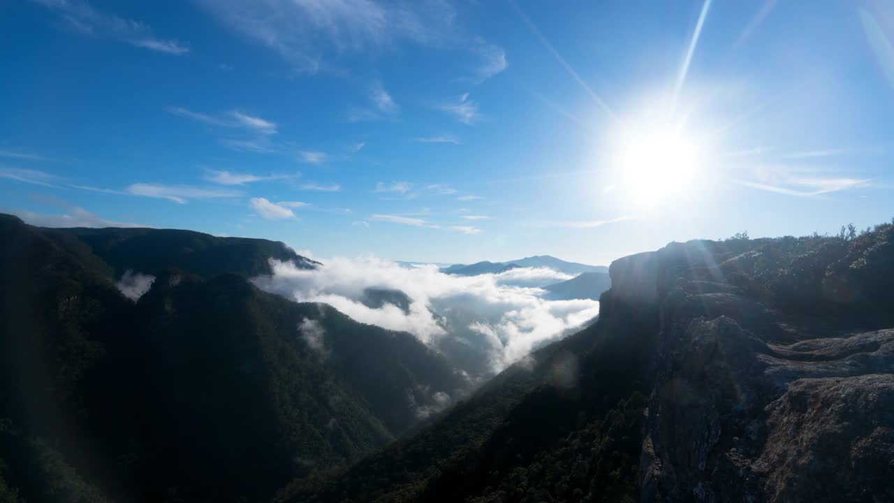 封锁时间流逝:大雾覆盖山谷，晴空万里视频素材