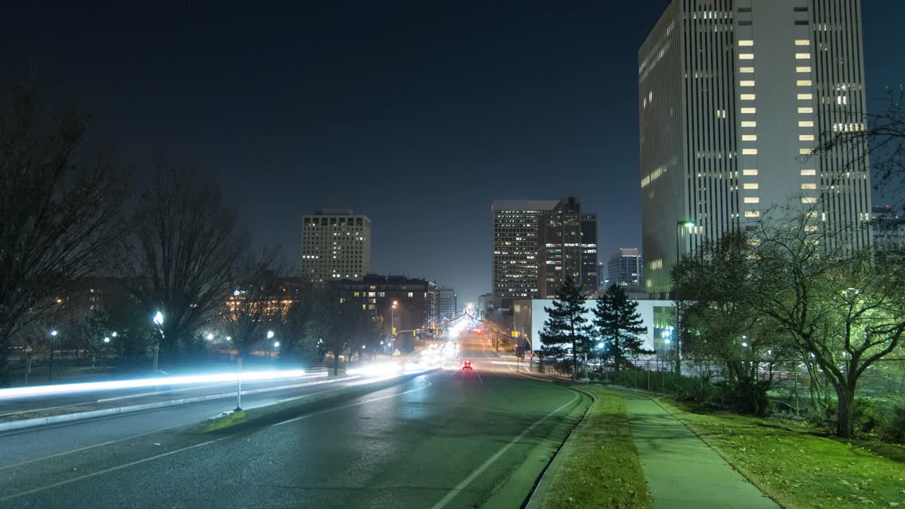 犹他州盐湖城，夜间城市道路上车辆行驶的锁定延时拍摄视频素材