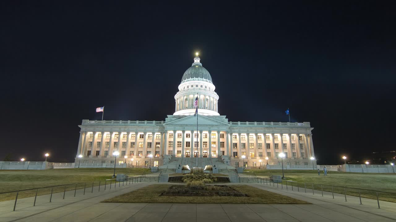 锁定延时拍摄的照明美国国会大厦在夜晚晴朗的天空-盐湖城，犹他州视频素材