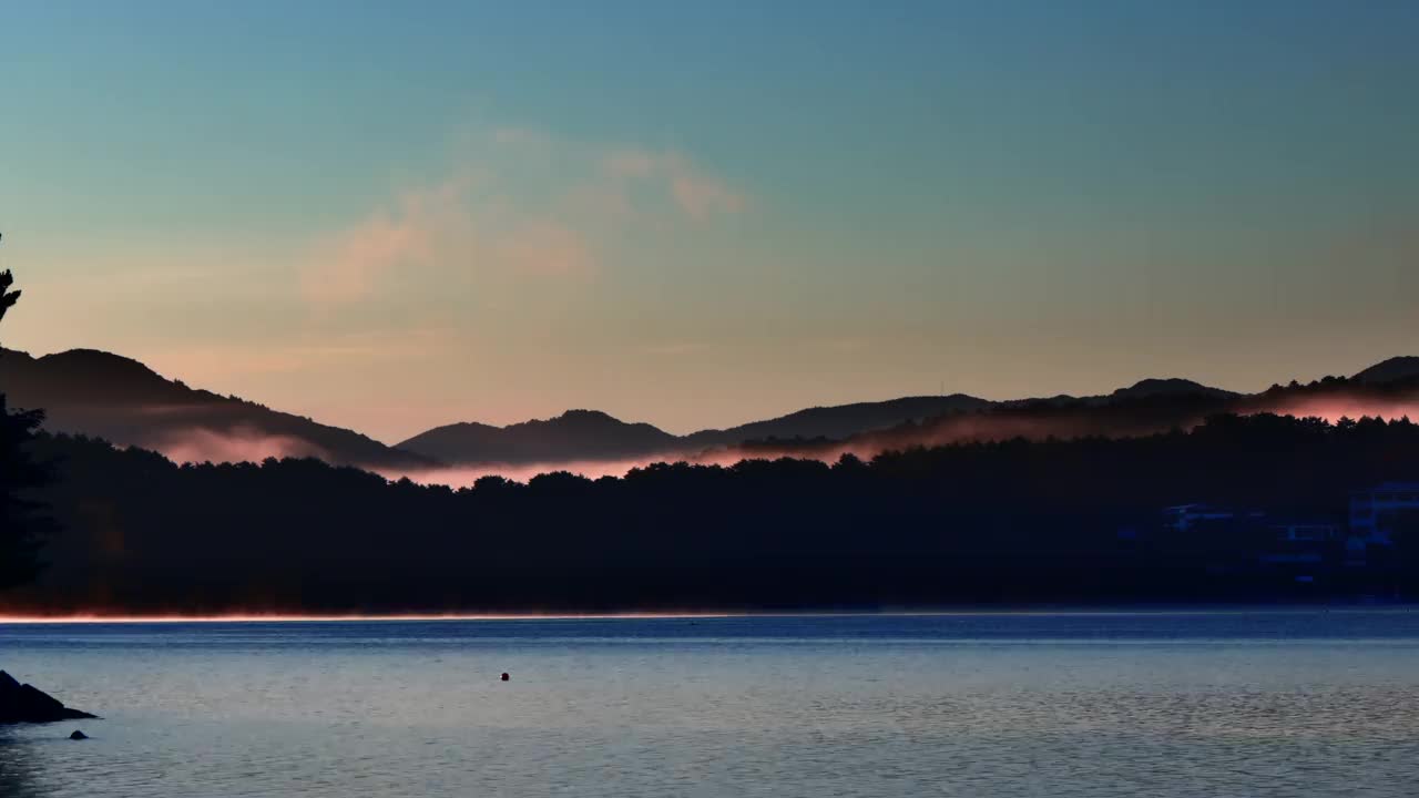 日出映照下的海原湖和山景视频素材