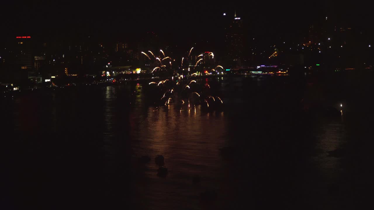 五颜六色的节日烟花在夜空背景视频素材