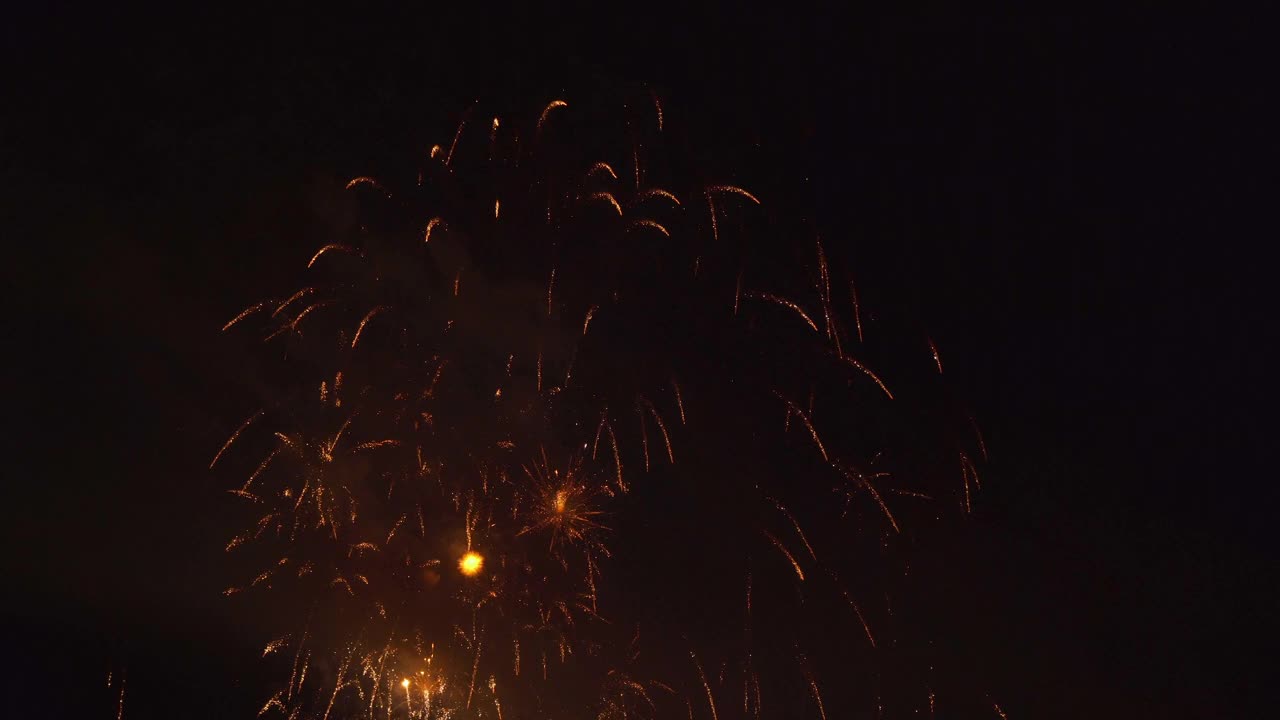 五颜六色的节日烟花在夜空背景视频素材