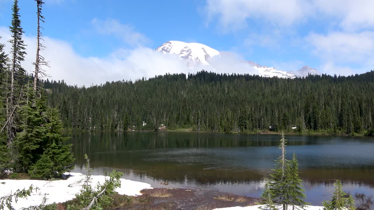 雷尼尔山的顶峰和周围的景观视频素材