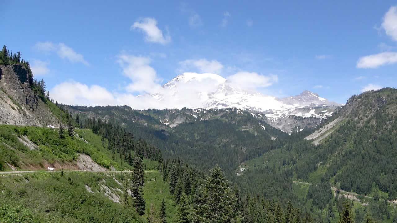 雷尼尔山的顶峰和周围的景观视频素材