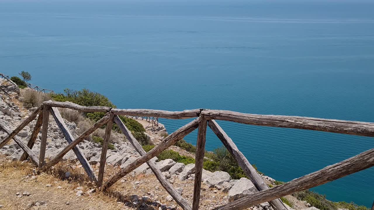 马提纳塔码头附近的加尔加诺海岸全景与徒步旅行步道，普利亚，意大利视频素材