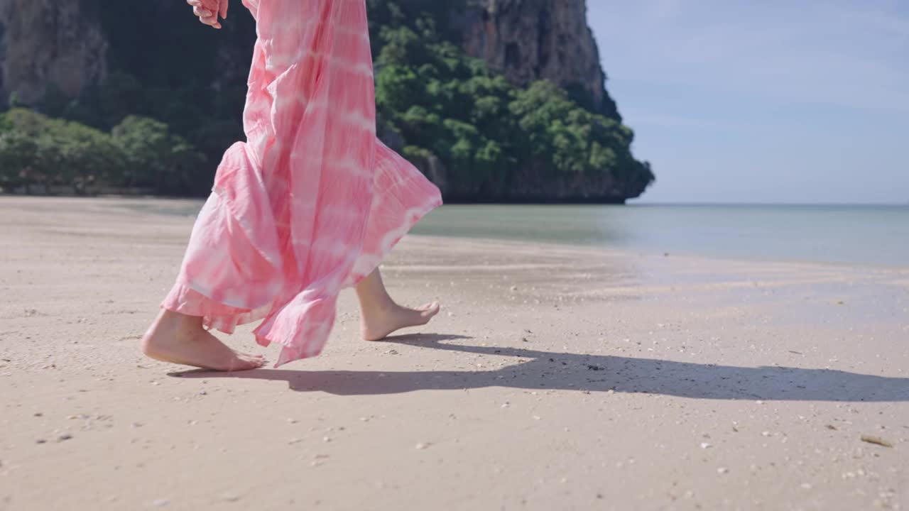 从背后拍摄的年轻女子走在热带岛屿白色的沙滩和清澈的海水，自由旅行的生活方式逃离繁忙的城市，地平线天空和海洋，理想的旅行视频素材