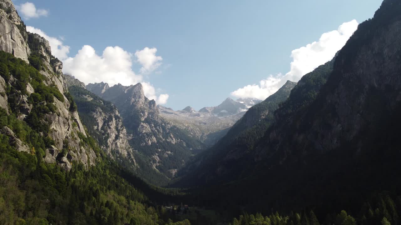 在一个阳光明媚的日子里，阿尔卑斯山脉之间的山谷视频素材