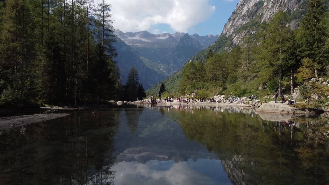 在一个阳光明媚的日子里，阿尔卑斯山脉之间的山谷视频素材