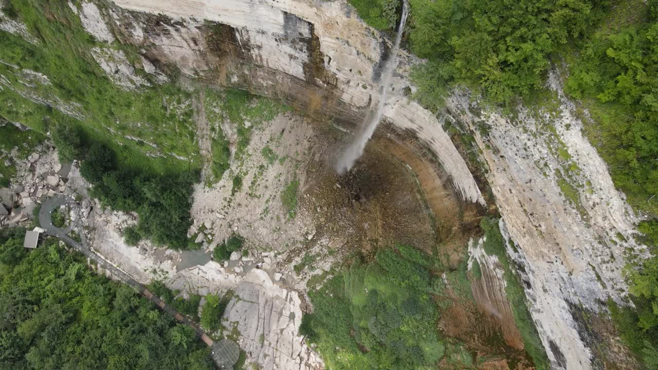 乔治亚州旅游地标Okatse大瀑布的鸟瞰图视频素材