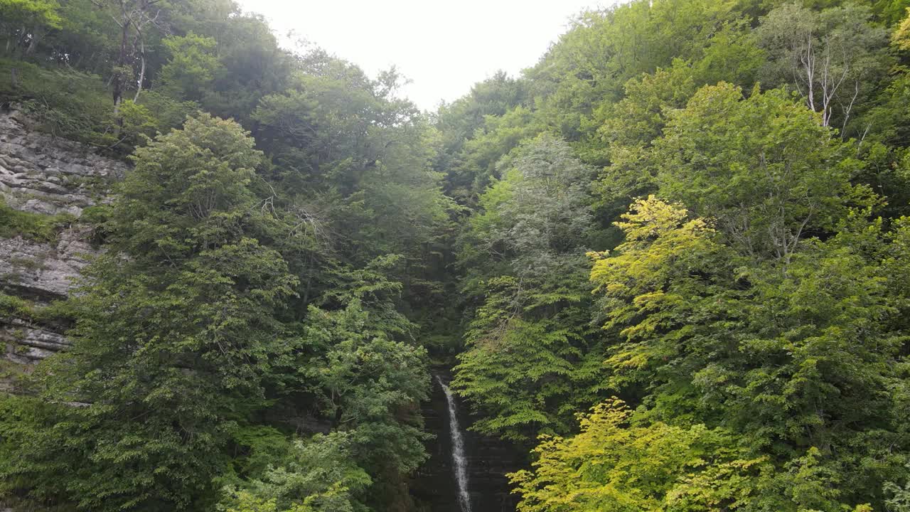 乔治亚州旅游地标Okatse大瀑布的鸟瞰图视频素材