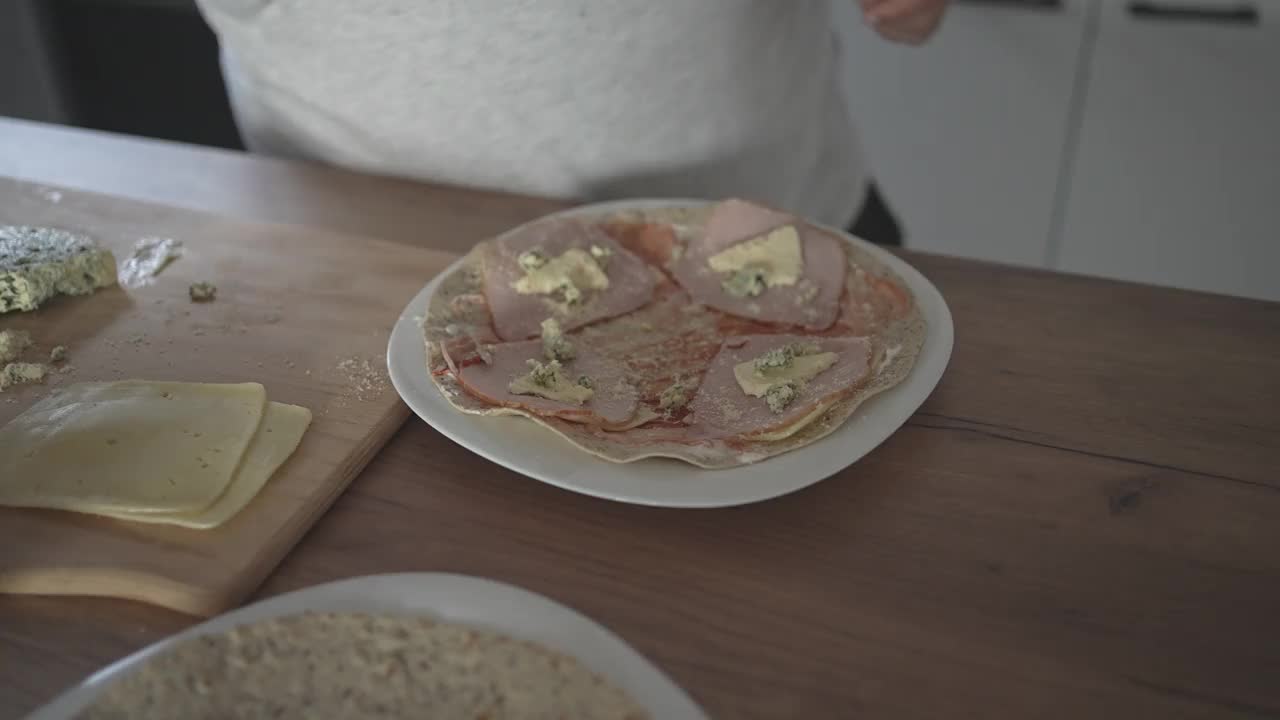 磨碎的帕尔马干酪在家庭制作的玉米饼慢动作和未分级视频视频素材