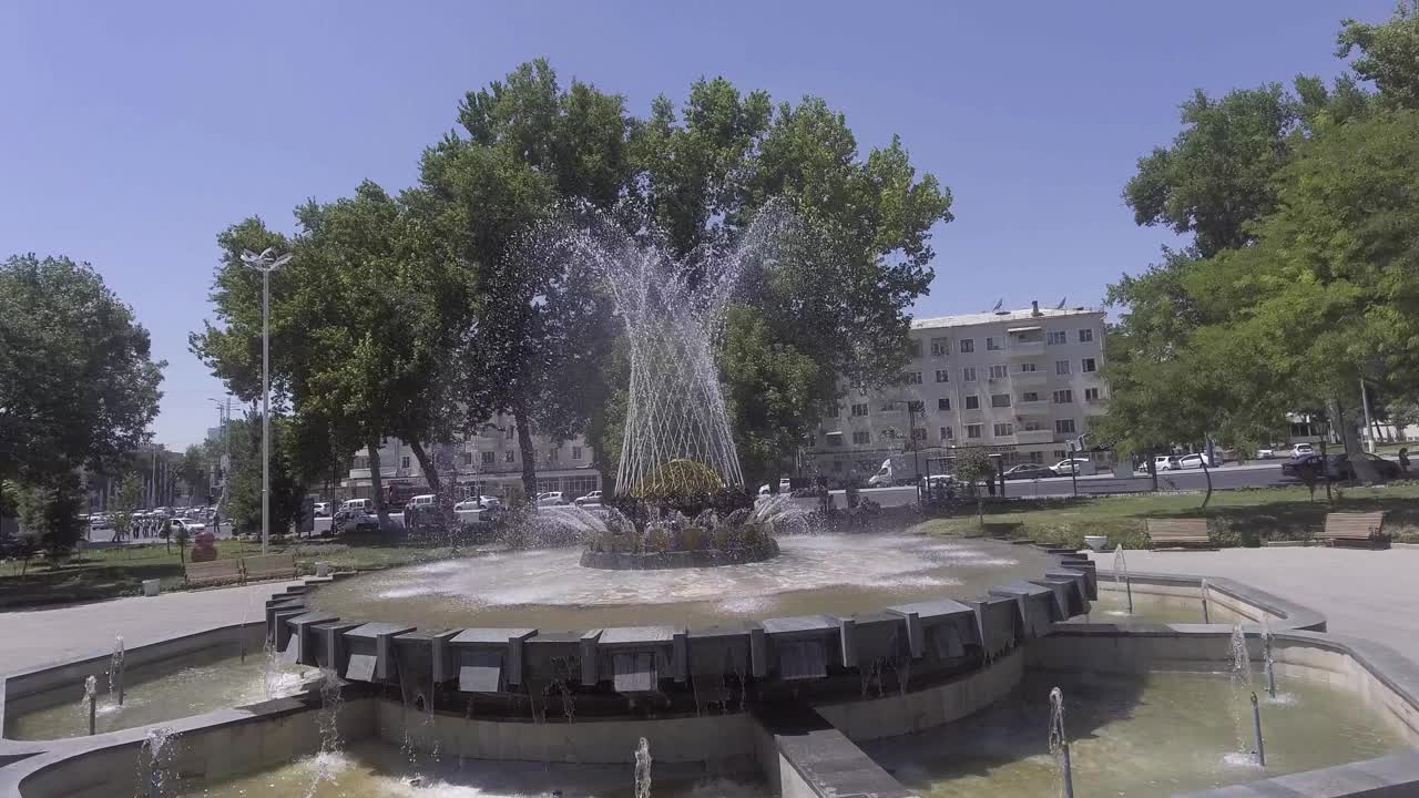 塔什干夏日城市喷泉视频下载