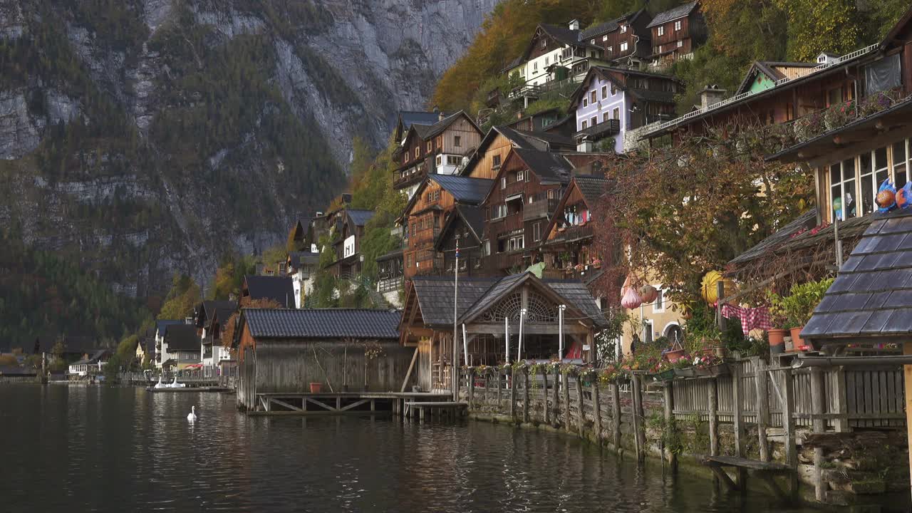 阳光明媚的秋日，奥地利山村哈尔斯塔特的美丽景色视频素材