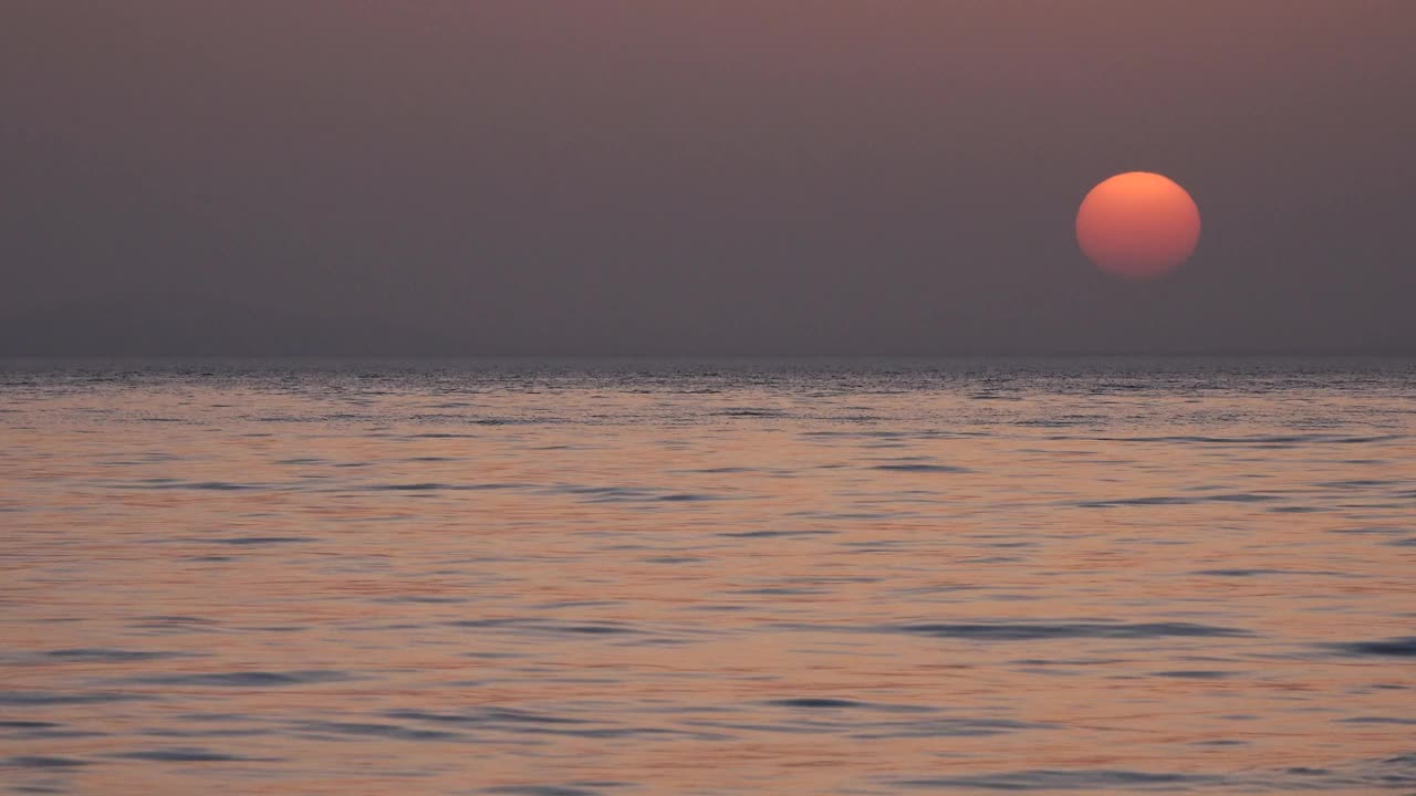 夕阳中的渔船视频素材