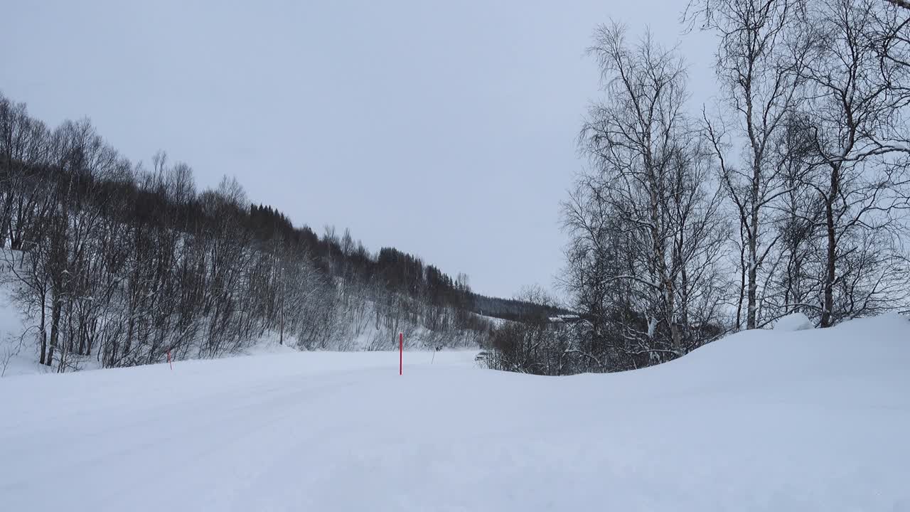 一辆汽车在大雪中行驶在滑滑的路上视频素材