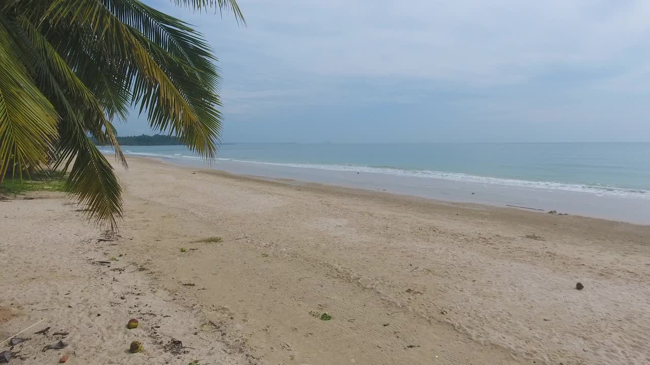 鸟瞰图的海洋和海滩，进入大海视频素材