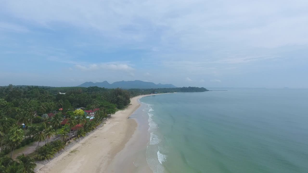 海洋和热带海滩的鸟瞰图视频素材